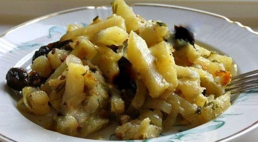 Картофель, тушенный с черносливом