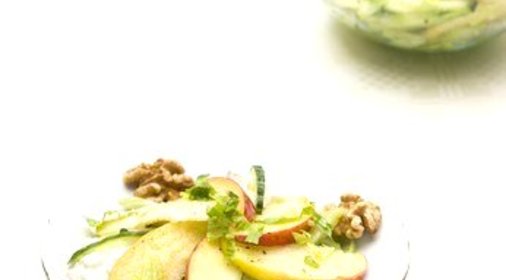 Салат из корешков сельдерея с грецкими орехами и яблоками