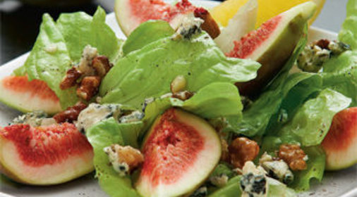 Зеленый салат с инжиром, горгонзолой и грецкими орехами
