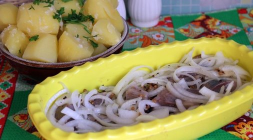 Сельдь с луком в горчично - масляной заправке