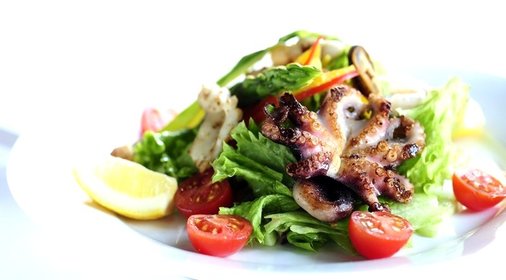 Салат с креветками и кальмарами