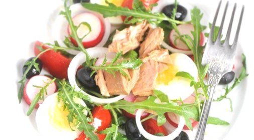 Салат нисуаз с рукколой