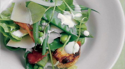 Весенний салат с цыпленком и беконом