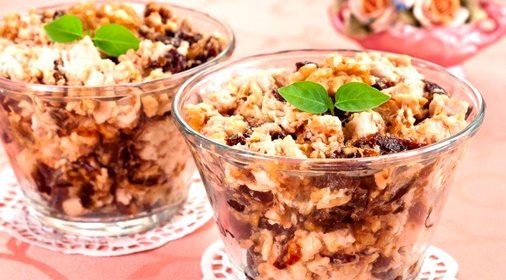 Салат с куриным филе, черносливом и орехами