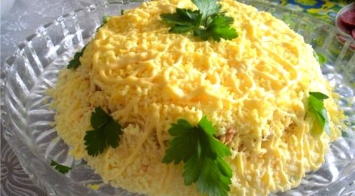 Слоеный салат с рыбными консервами