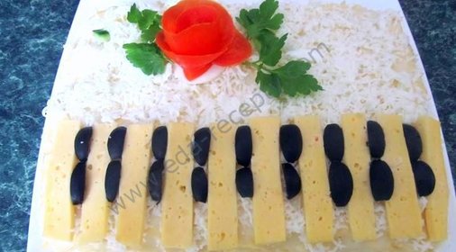 Салат Белый рояль копченая куриная грудка с ананасами