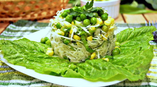 Салат с курицей и имбирными фруктами