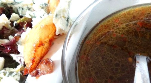 Салат с карамелизованными грушами и рокфором