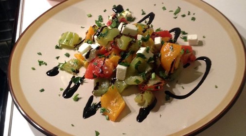 Вегетарианский салат с запечеными перцами и фетой