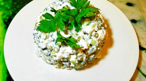 Салат с зеленым горошком и курицей