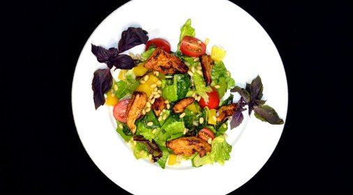 Салат с курицей и персиками