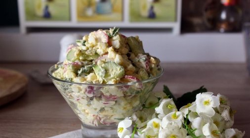 Яичный салат с черемшой, огурцом и редисом