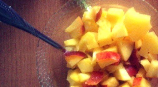 Солнечный фруктовый салат из манго, ананасов и персиков