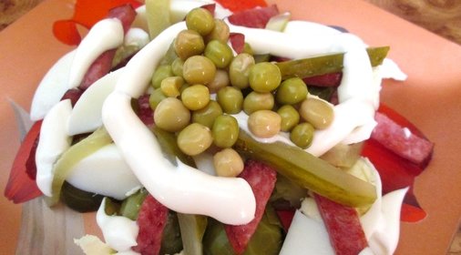 Салат из брюссельской капусты с яйцом и колбасой