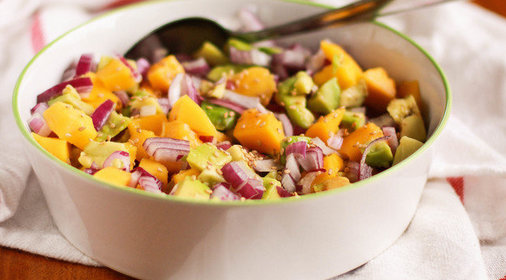 Салат с манго, авокадо и красным луком