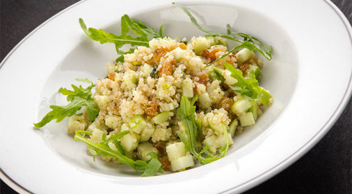 Салат из яблока, киноа, изюма и фисташек