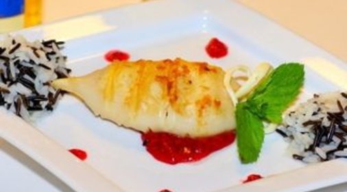 Кальмар-гриль на подушке из малинового соуса