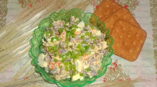 Салат из куриной печени и сердечек