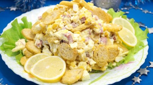 Салат с беконом и помидорами