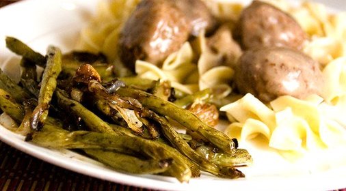 Печеная зеленая фасоль с красным луком и грецкими орехами
