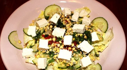 Салат из пророщенной чечевицы