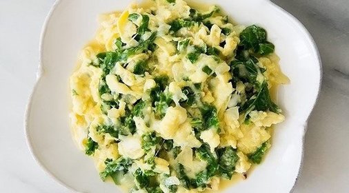 Скрэмбл с моцареллой и капустой кале