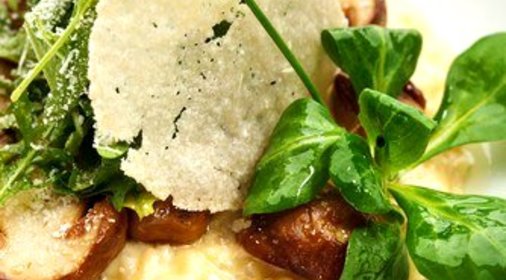 Салат из рукколы с шампиньонами и пармезаном