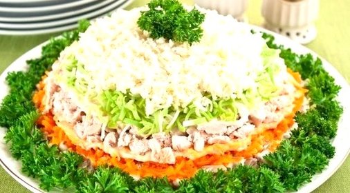 Слоеный куриный салат с шампиньонами и луком-пореем