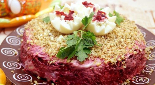 Слоеный салат с курицей и грецкими орехами «Добрыня»