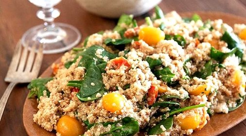 Салат из рисовой лебеды и запеченных помидоров