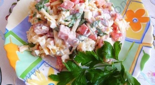 Салат с помидорами и колбасой Гусарский