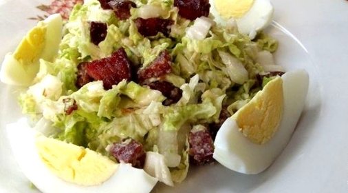 Салат из пекинской капусты с копченой колбасой