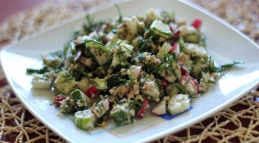 Сытный салат с редисом и ореховым соусом