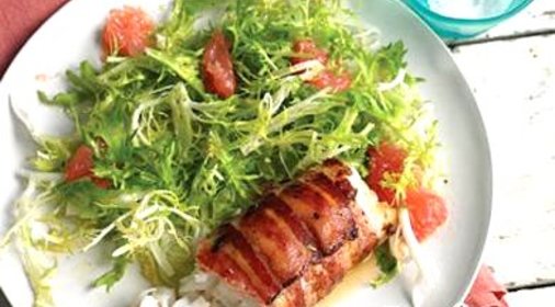 Треска в беконе с салатом