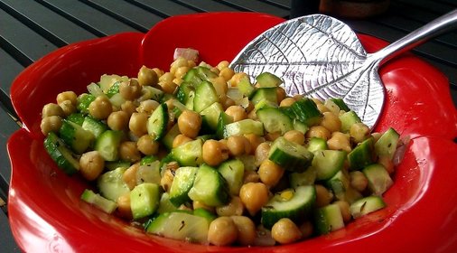 Салат с фасолью и огурцами