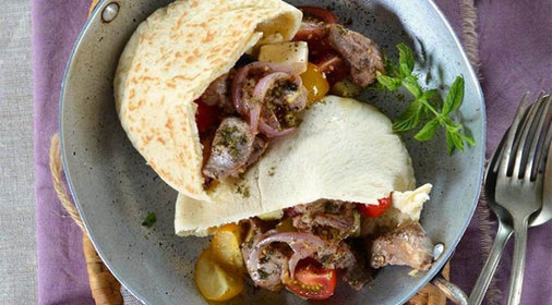 Пита с ягненком и салатом