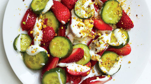 Салат с клубникой, огурцом и сметаной