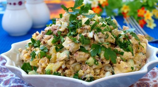 Салат с сардинами, яйцом и зелёным горошком