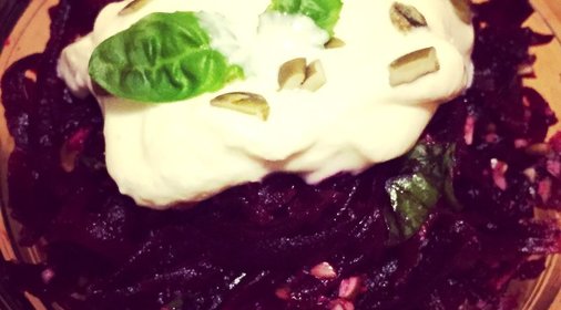 Салат из свеклы с тыквенными семечками и греческим йогуртом