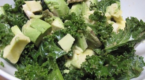 Салат с авокадо и капустой кале