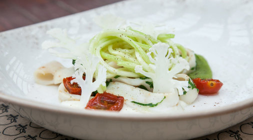 Теплый салат с кальмарами