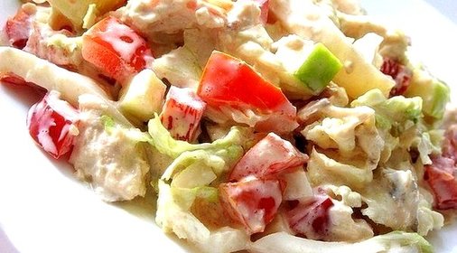 Салат с пекинской капустой, курицей и кальмарами