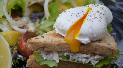 Сэндвич с яйцом-пашот и салатом