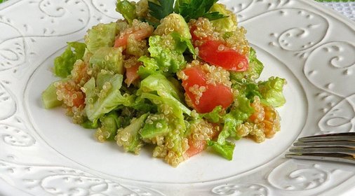 Салат с киноа и авокадо