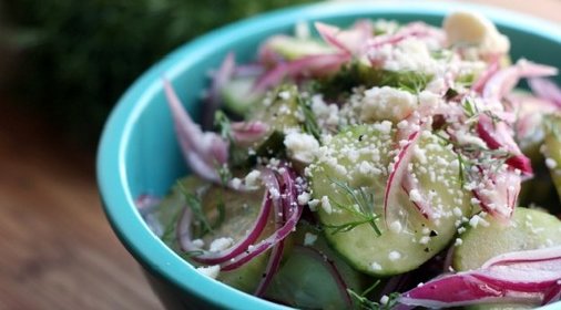 Огуречный салат с фетой и красным луком