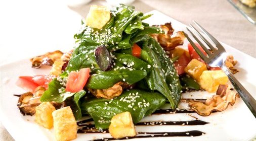 Салат с панчеттой и грецкими орехами