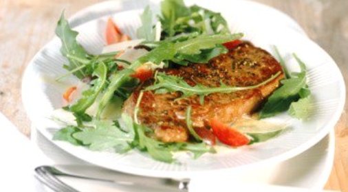 Салат из рукколы с холодным стейком и рокфором