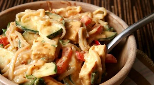 Салат с рисовой лапшой и овощами