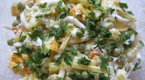 Салат из кальмаров с горошком