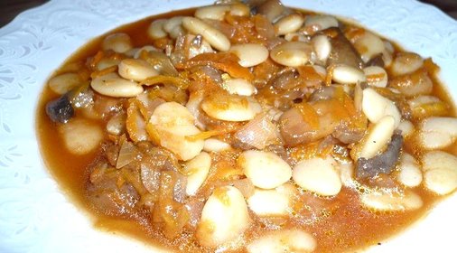 Постная фасоль с грибами и овощами